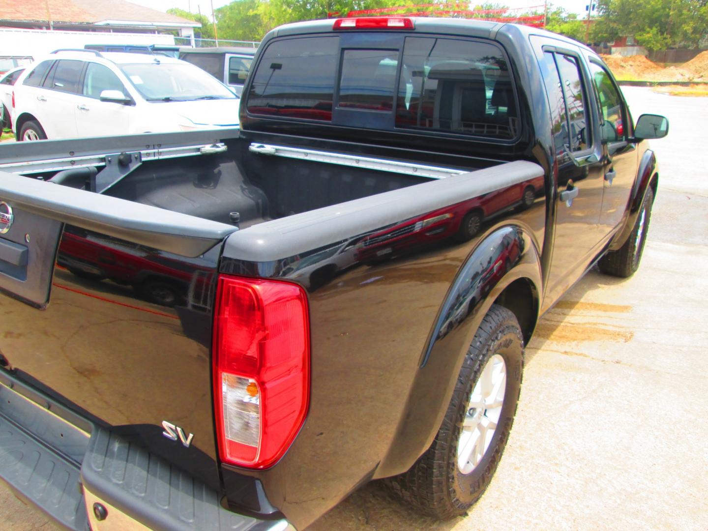 2014 Nissan Frontier S Crew Cab 5AT 2WD (1N6AD0ER0EN) with an 4.0L V6 DOHC 24V engine, 5-Speed Automatic transmission, located at 1815 NE 28th St., Fort Worth, TX, 76106, (817) 625-6251, 32.795582, -97.333069- Photo#4