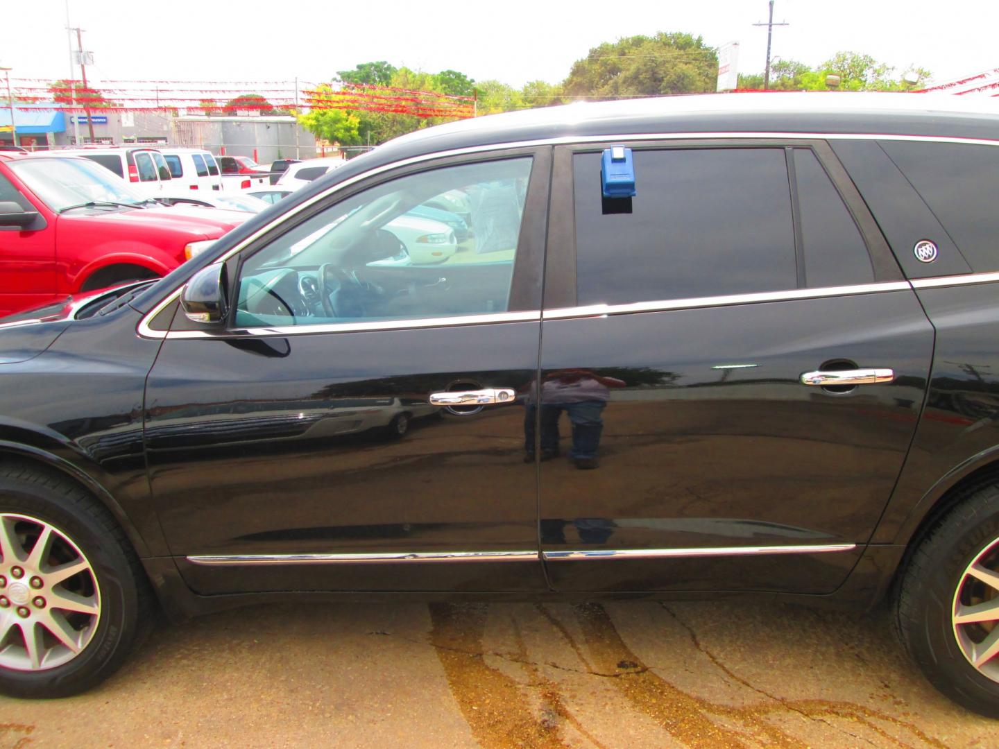 2017 BLACK Buick Enclave Leather AWD (5GAKVBKD4HJ) with an 3.6L V6 DOHC 24V engine, 6A transmission, located at 1815 NE 28th St., Fort Worth, TX, 76106, (817) 625-6251, 32.795582, -97.333069- Photo#7