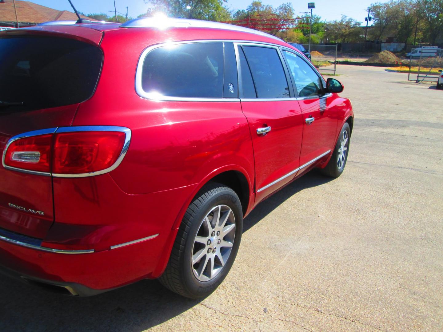 2013 RED Buick Enclave Leather FWD (5GAKRCKD7DJ) with an 3.6L V6 DOHC 24V engine, 6-Speed Automatic Overdrive transmission, located at 1815 NE 28th St., Fort Worth, TX, 76106, (817) 625-6251, 32.795582, -97.333069- Photo#4