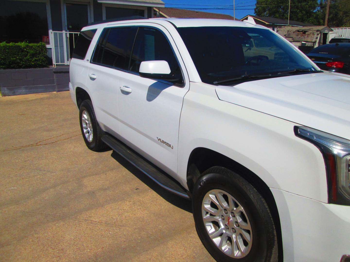 2020 WHITE GMC Yukon SLT 4WD (1GKS2BKC8LR) with an 5.3L V8 OHV 16V FFV engine, 6A transmission, located at 1815 NE 28th St., Fort Worth, TX, 76106, (817) 625-6251, 32.795582, -97.333069- Photo#2