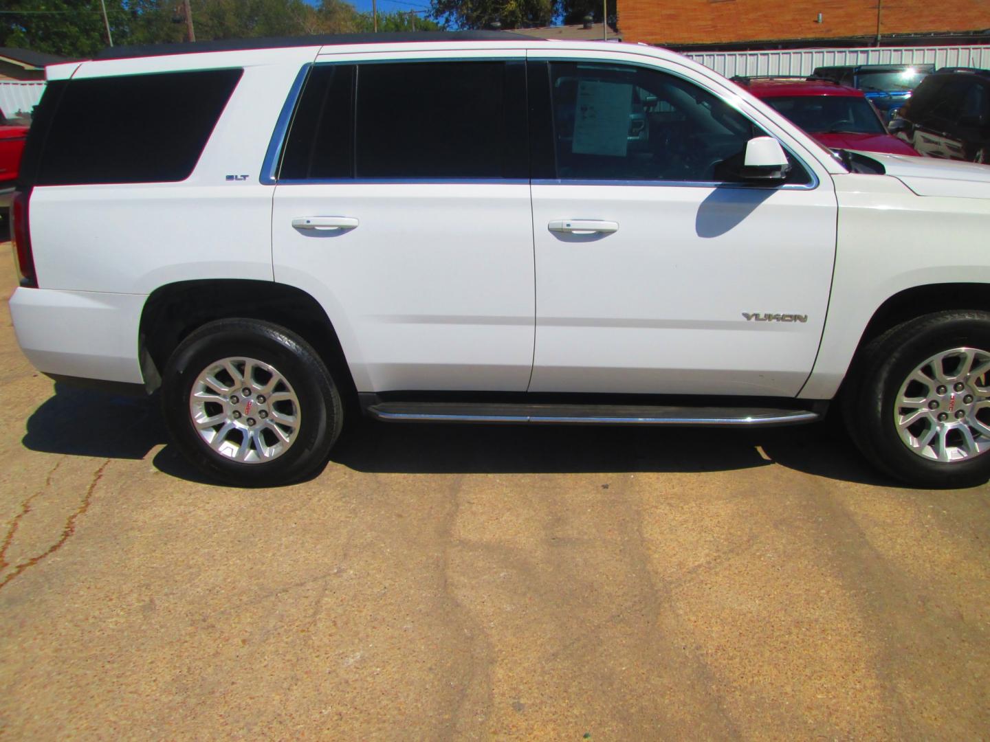 2020 WHITE GMC Yukon SLT 4WD (1GKS2BKC8LR) with an 5.3L V8 OHV 16V FFV engine, 6A transmission, located at 1815 NE 28th St., Fort Worth, TX, 76106, (817) 625-6251, 32.795582, -97.333069- Photo#3