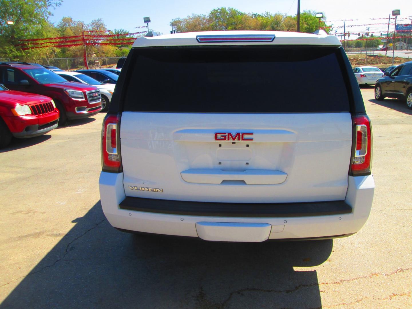 2020 WHITE GMC Yukon SLT 4WD (1GKS2BKC8LR) with an 5.3L V8 OHV 16V FFV engine, 6A transmission, located at 1815 NE 28th St., Fort Worth, TX, 76106, (817) 625-6251, 32.795582, -97.333069- Photo#5