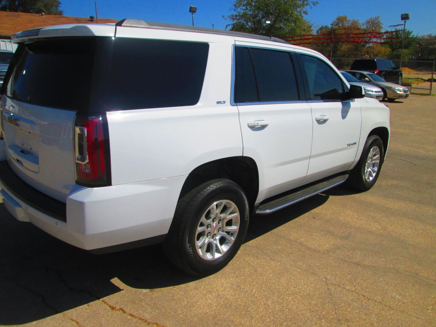 2020 WHITE GMC Yukon SLT 4WD (1GKS2BKC8LR) with an 5.3L V8 OHV 16V FFV engine, 6A transmission, located at 1815 NE 28th St., Fort Worth, TX, 76106, (817) 625-6251, 32.795582, -97.333069- Photo#4