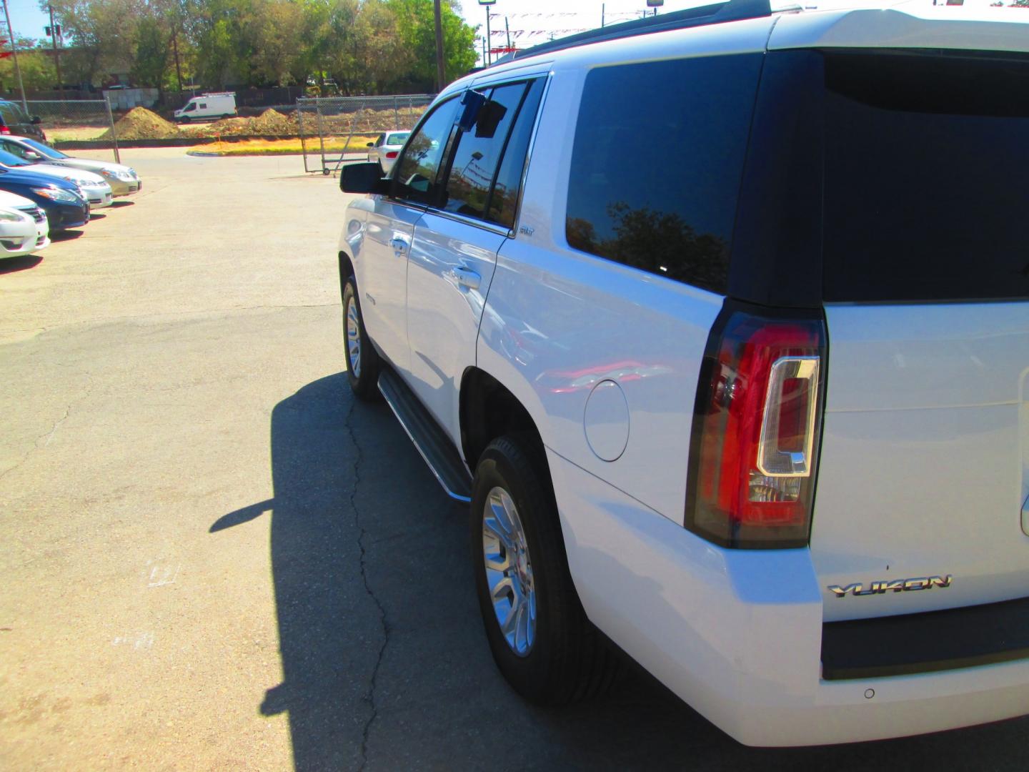 2020 WHITE GMC Yukon SLT 4WD (1GKS2BKC8LR) with an 5.3L V8 OHV 16V FFV engine, 6A transmission, located at 1815 NE 28th St., Fort Worth, TX, 76106, (817) 625-6251, 32.795582, -97.333069- Photo#7