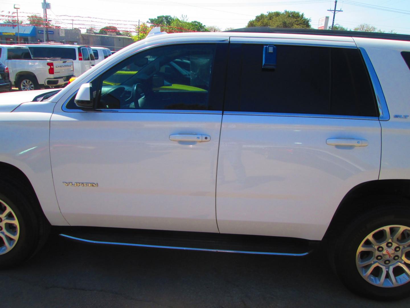 2020 WHITE GMC Yukon SLT 4WD (1GKS2BKC8LR) with an 5.3L V8 OHV 16V FFV engine, 6A transmission, located at 1815 NE 28th St., Fort Worth, TX, 76106, (817) 625-6251, 32.795582, -97.333069- Photo#8
