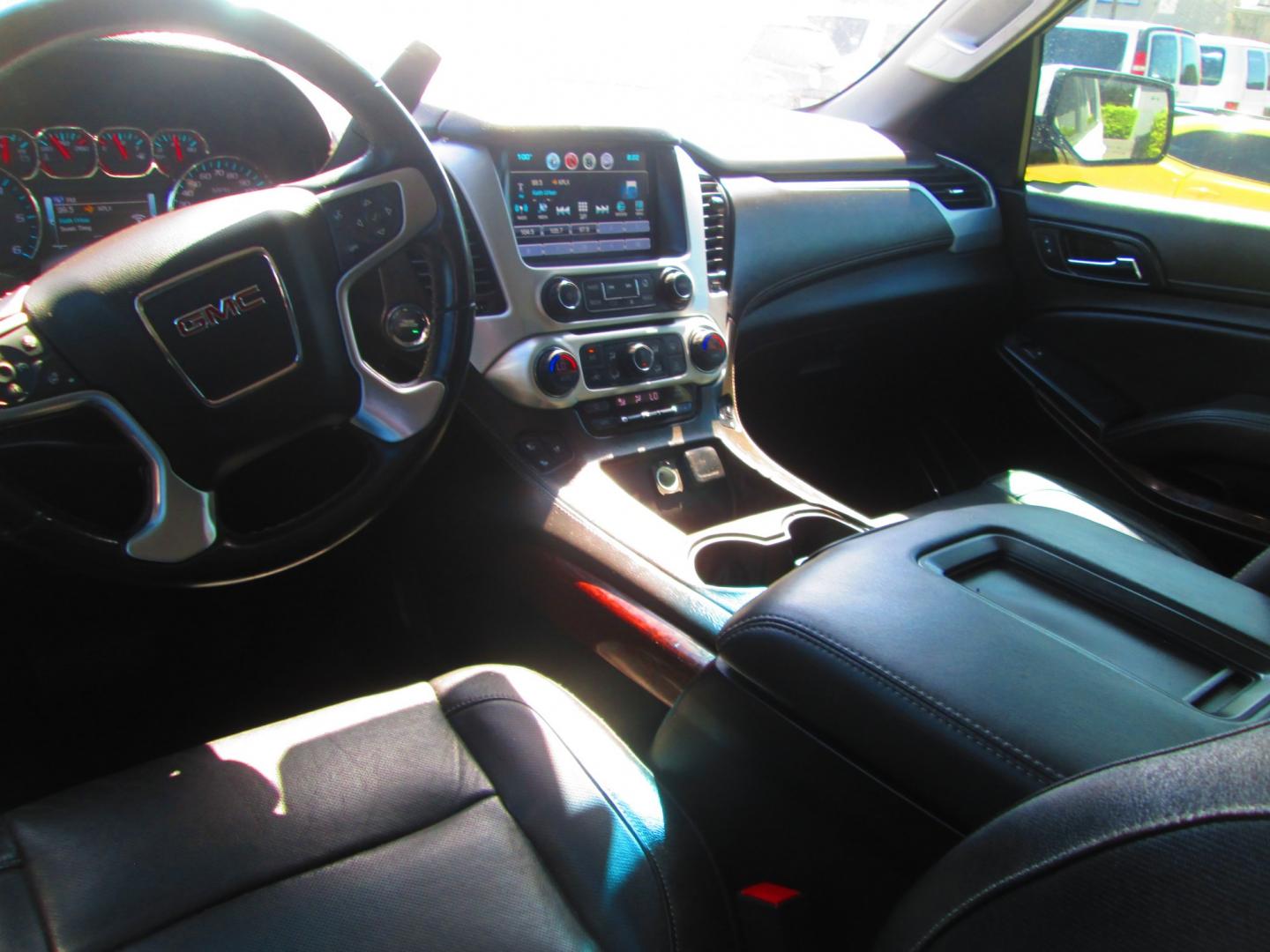 2020 WHITE GMC Yukon SLT 4WD (1GKS2BKC8LR) with an 5.3L V8 OHV 16V FFV engine, 6A transmission, located at 1815 NE 28th St., Fort Worth, TX, 76106, (817) 625-6251, 32.795582, -97.333069- Photo#10