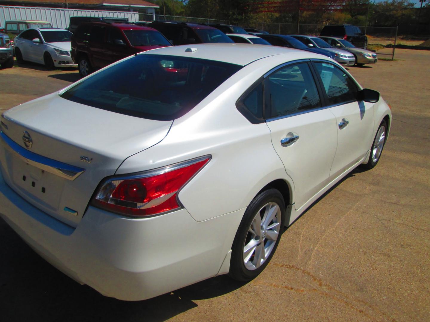 2014 WHITE Nissan Altima 2.5 SL (1N4AL3AP1EC) with an 2.5L L4 DOHC 16V engine, Continuously Variable Transmission transmission, located at 1815 NE 28th St., Fort Worth, TX, 76106, (817) 625-6251, 32.795582, -97.333069- Photo#4
