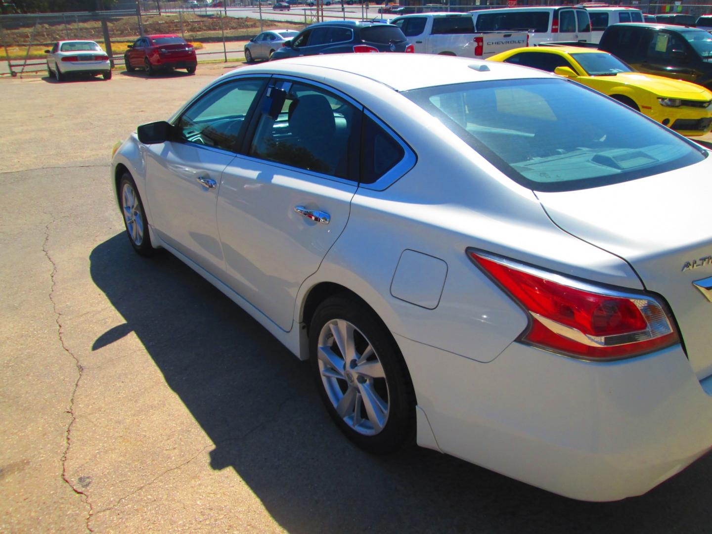 2014 WHITE Nissan Altima 2.5 SL (1N4AL3AP1EC) with an 2.5L L4 DOHC 16V engine, Continuously Variable Transmission transmission, located at 1815 NE 28th St., Fort Worth, TX, 76106, (817) 625-6251, 32.795582, -97.333069- Photo#6