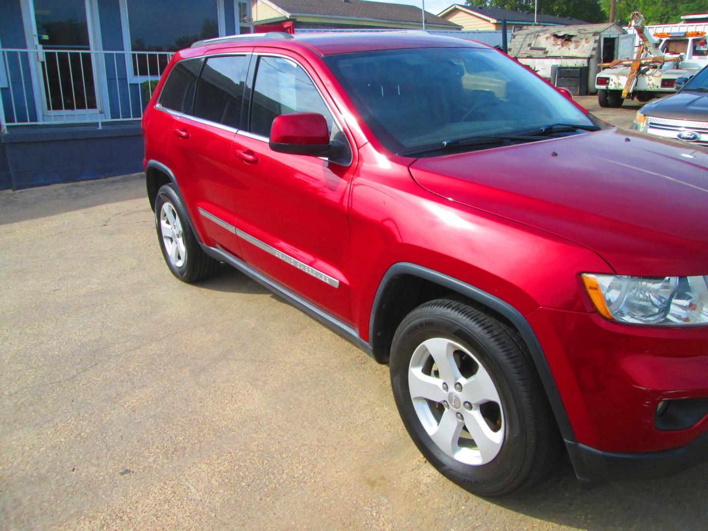 2012 RED Jeep Grand Cherokee Laredo 2WD (1C4RJEATXCC) with an 5.7L V8 OHV 16V engine, 5-Speed Automatic transmission, located at 1815 NE 28th St., Fort Worth, TX, 76106, (817) 625-6251, 32.795582, -97.333069- Photo#2