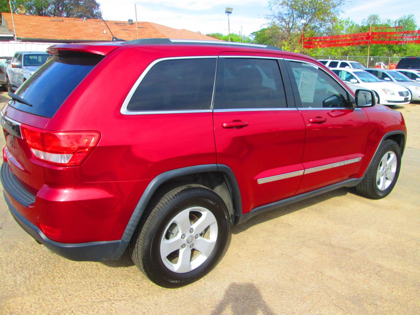 2012 RED Jeep Grand Cherokee Laredo 2WD (1C4RJEATXCC) with an 5.7L V8 OHV 16V engine, 5-Speed Automatic transmission, located at 1815 NE 28th St., Fort Worth, TX, 76106, (817) 625-6251, 32.795582, -97.333069- Photo#4